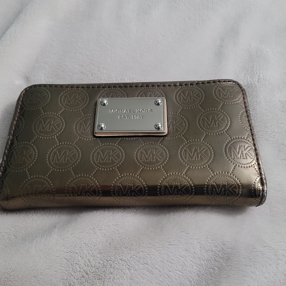 🤎Michael Kors Mwtallic Gold Embossed Zip Around Wallet🤎